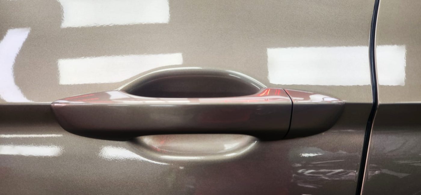 Side panel of the Volkswagen Sportsvan with the titanium finish locked in.