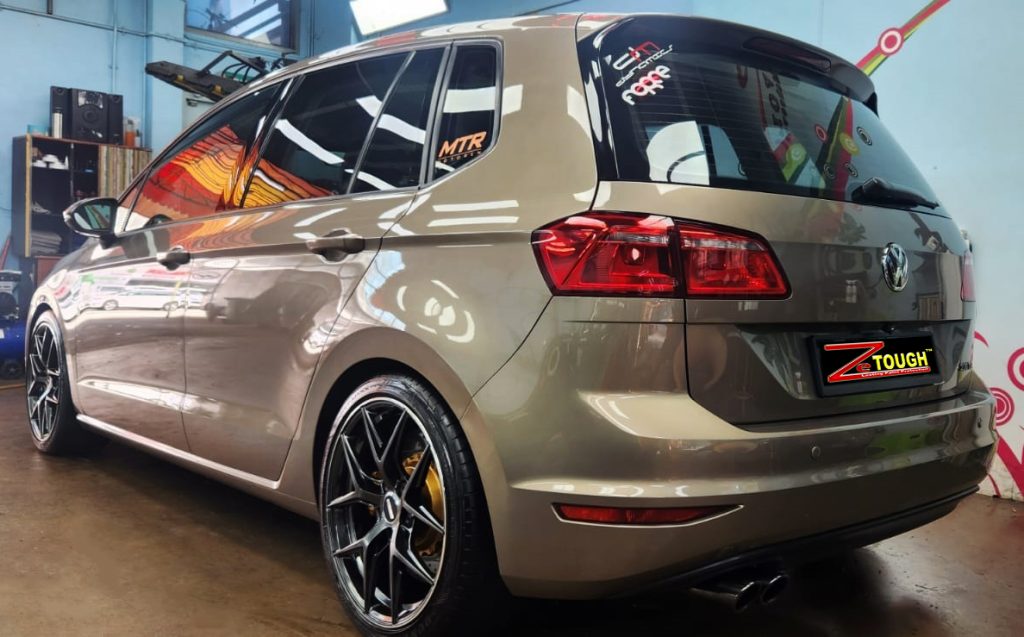 Front three-quarter view of the Volkswagen Sportsvan after coating.
