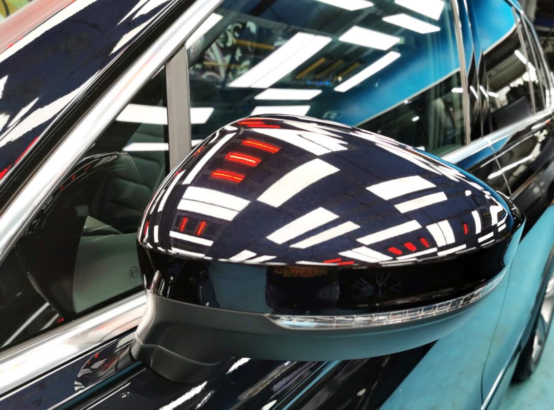 Side panel of the Volkswagen Tiguan with the titanium finish locked in.