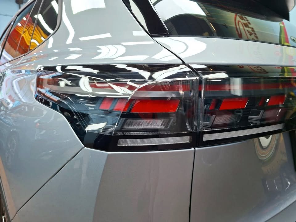 Close-up of the Tiguan LED tail light on the silver grey tailgate.