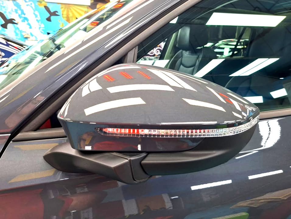 Close-up of the grey door mirror on the Volkswagen Tiguan with its indicator strip.