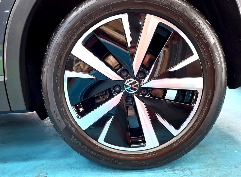 Close-up of the Volkswagen Tiguan two-tone alloy wheel and tyre.