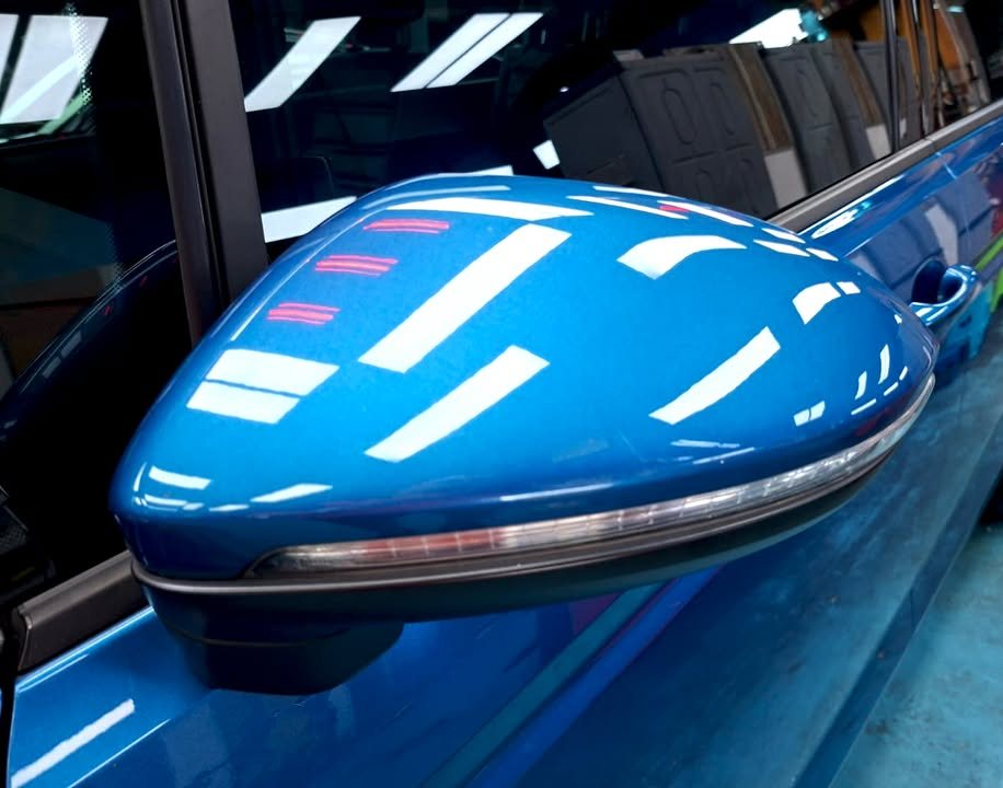 Blue wing mirror on the Touran with reflections in the paint.