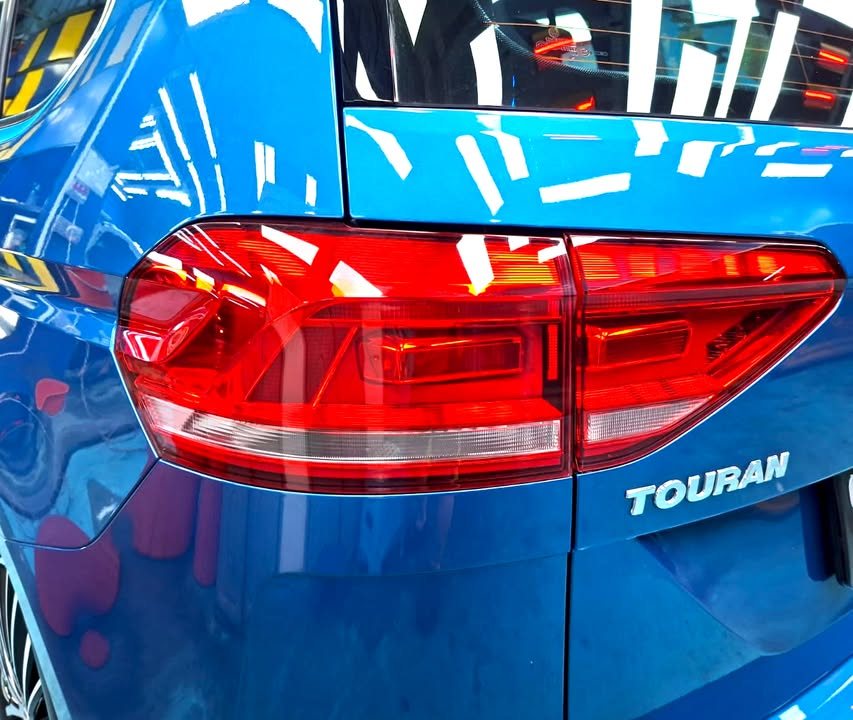 Close-up of the Touran tail lamp and badge.