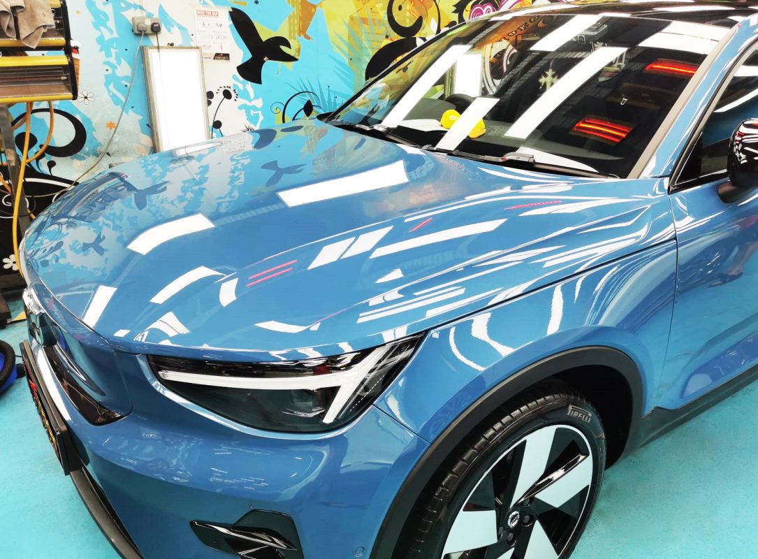 The Volvo C40 from a side angle after the ceramic coating.