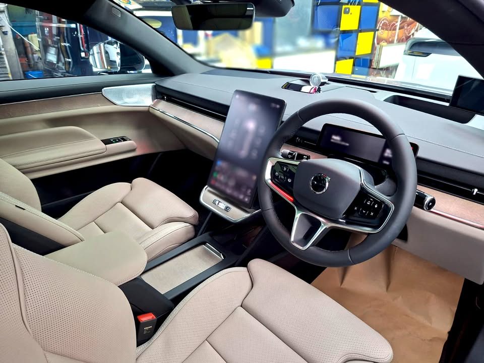 Front cabin of the ES90 with light upholstery and a portrait centre screen.