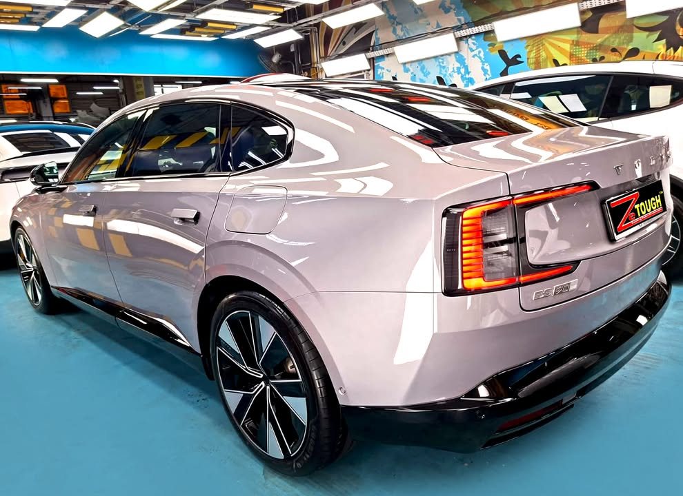 Rear three-quarter view of the silver Volvo ES90.