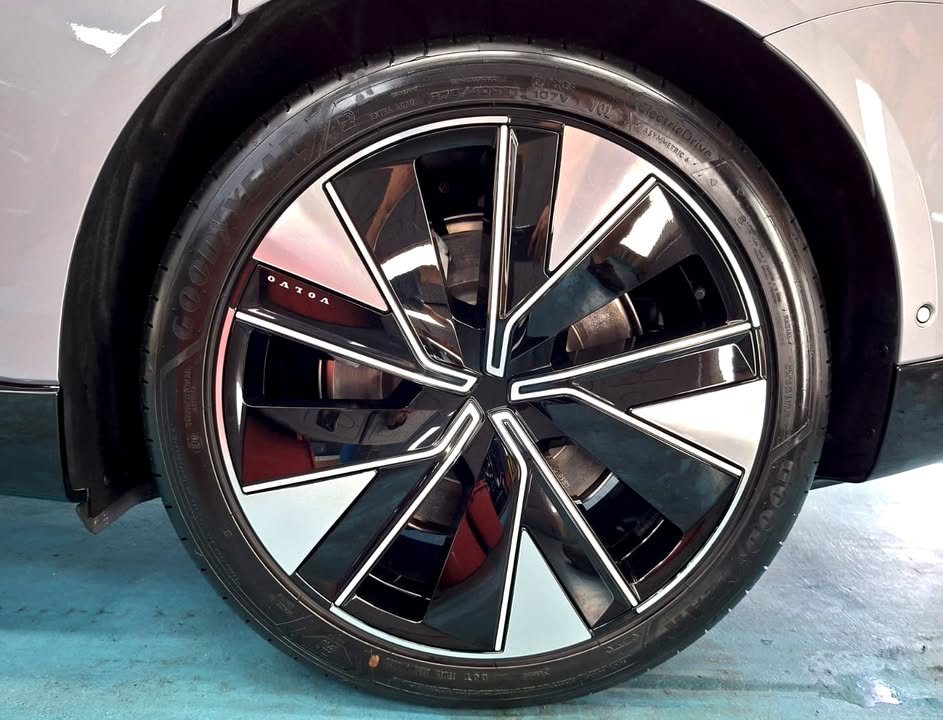 Black and silver alloy wheel on the ES90.