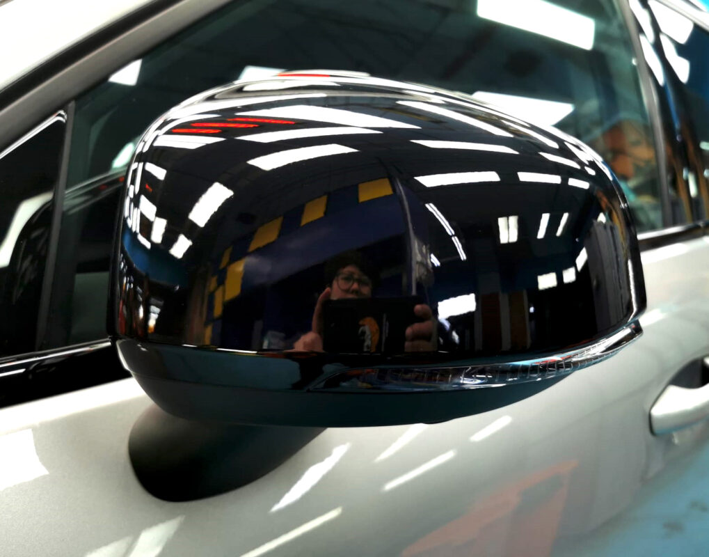 Side panel of the Volvo EX40 with the ceramic finish locked in.