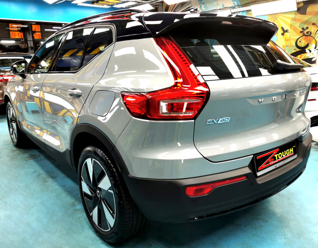 Side panel of the Volvo EX40 with the ceramic finish locked in.
