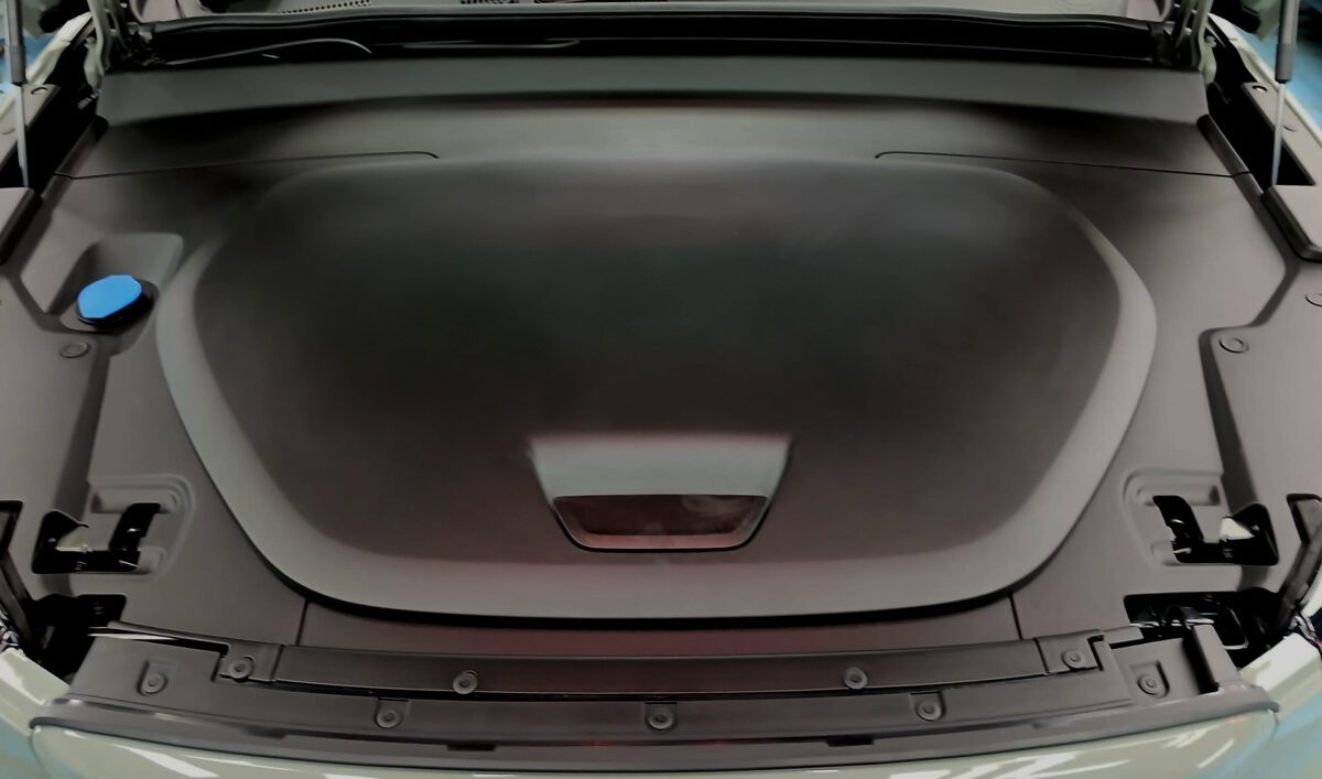 Detail of the Volvo EX40's bodywork sealed with ZeTough Titanium.