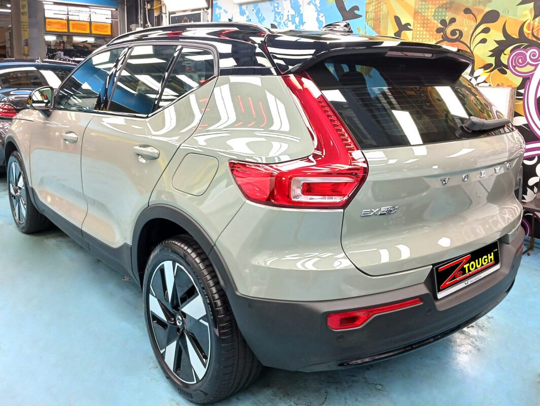 Side panel of the Volvo EX40 with the titanium finish locked in.