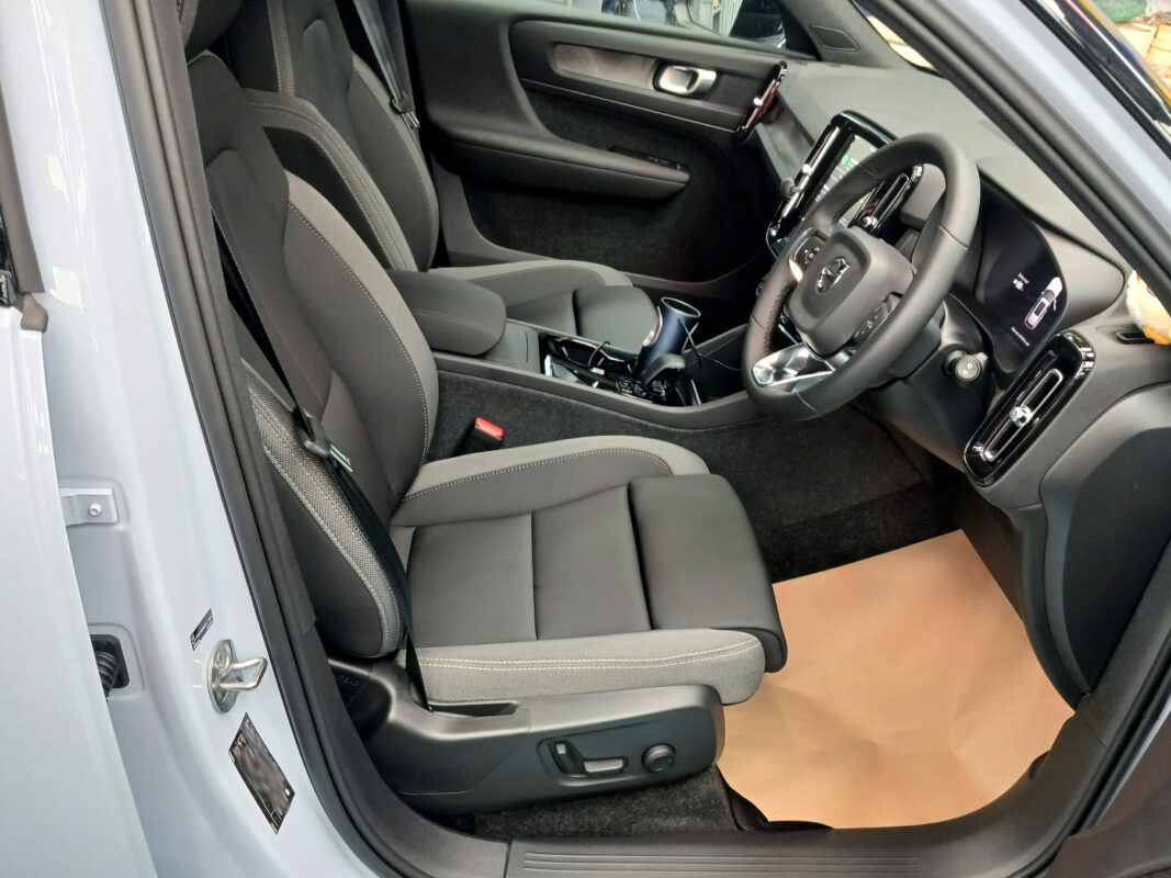 Detail of the Volvo EX40Plus bodywork sealed with ZeTough Ceramic.