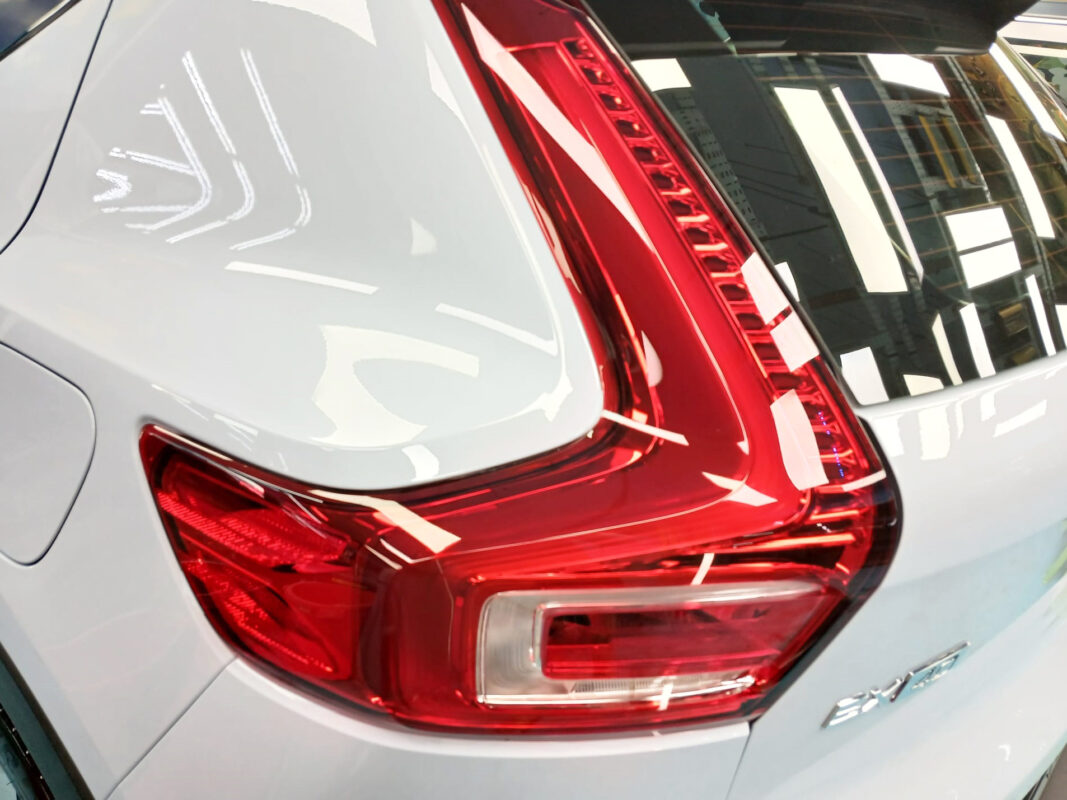 Side panel of the Volvo EX40Plus with the ceramic finish locked in.