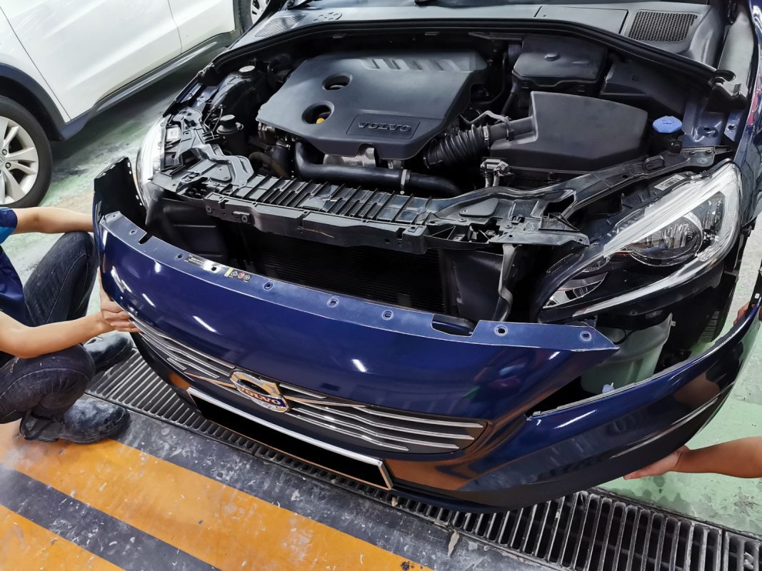 Parts removed from the Volvo S60 in preparation for the respray.