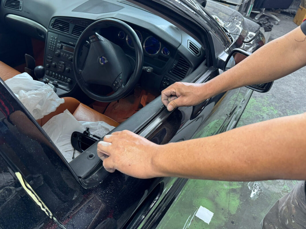 Final polishing pass on the Volvo S60R, bringing out the finish.