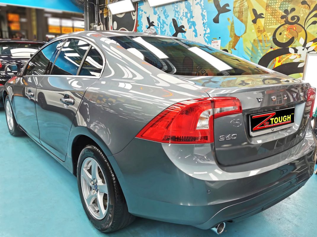 Side panel of the Volvo S60 with the ceramic finish locked in.