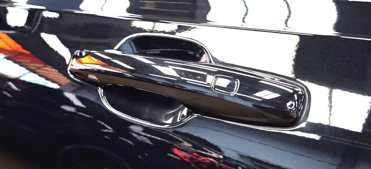 Side panel of the Volvo S90 with the titanium finish locked in.