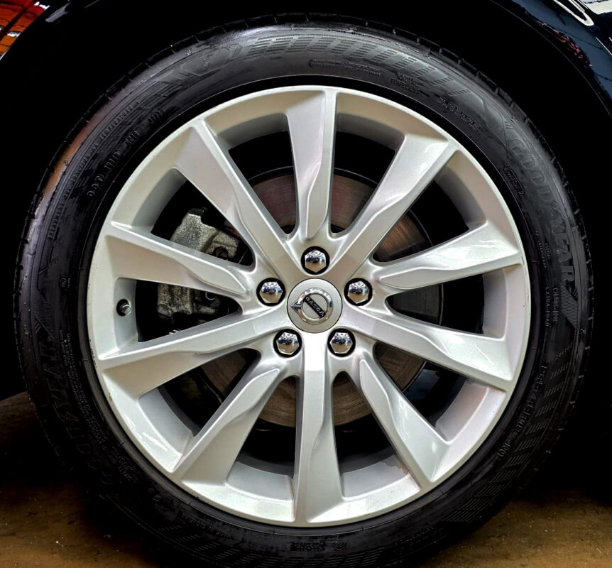 Polished rim and panel detail of the Volvo S90 after the coating.