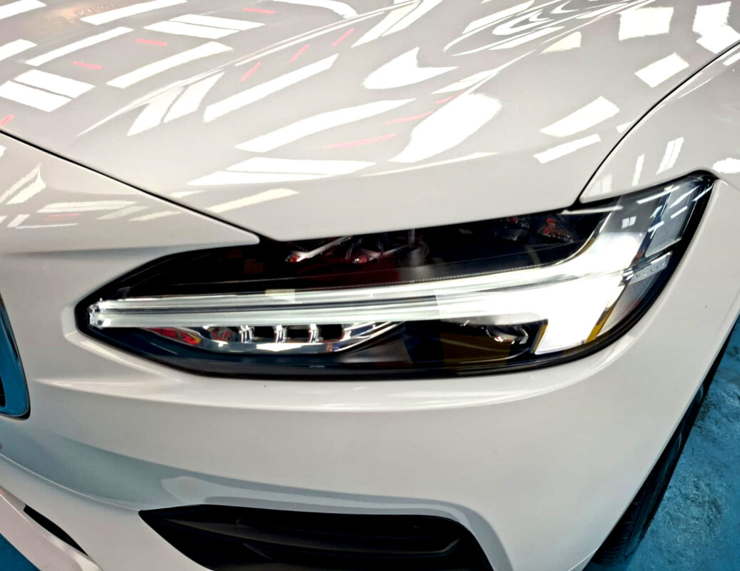 Glossy bodywork of the Volvo S90 after coating.