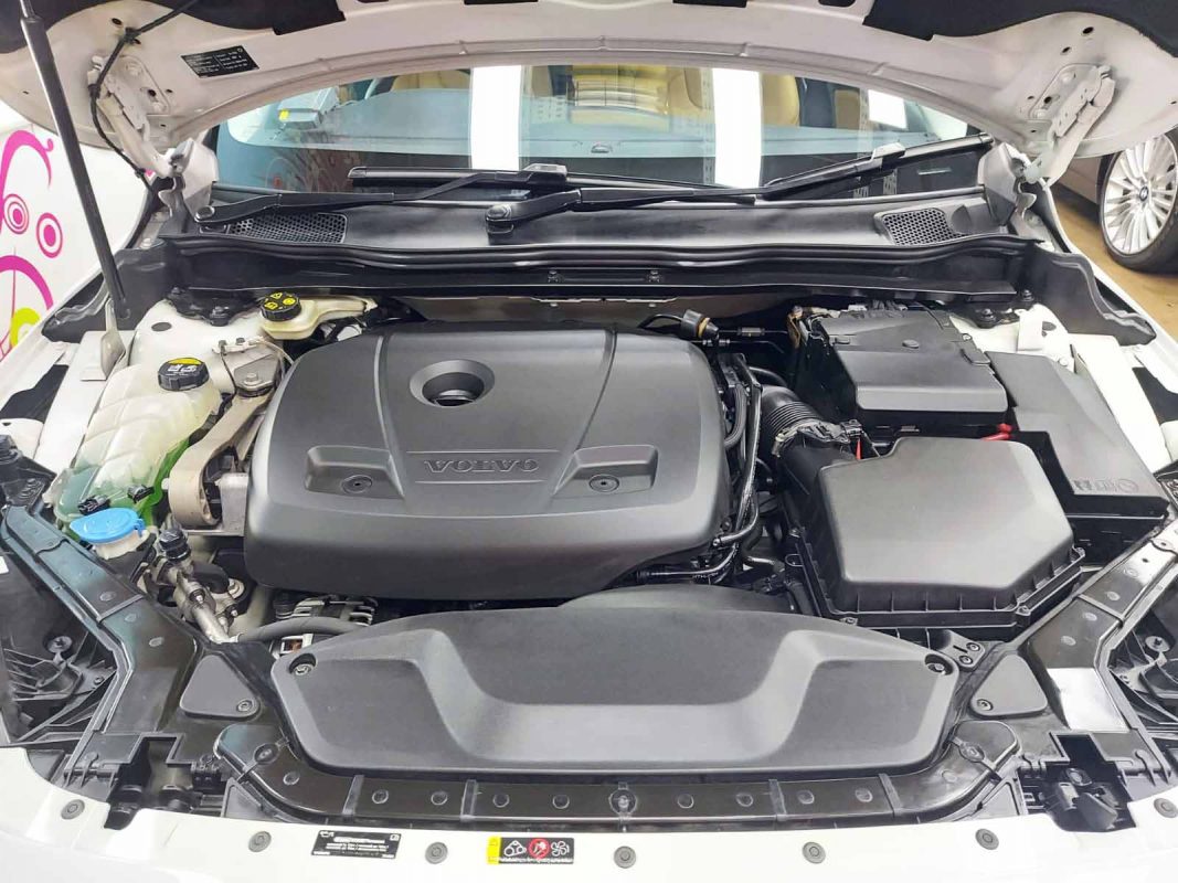 Detail of the Volvo V40's bodywork sealed with ZeTough Ceramic.