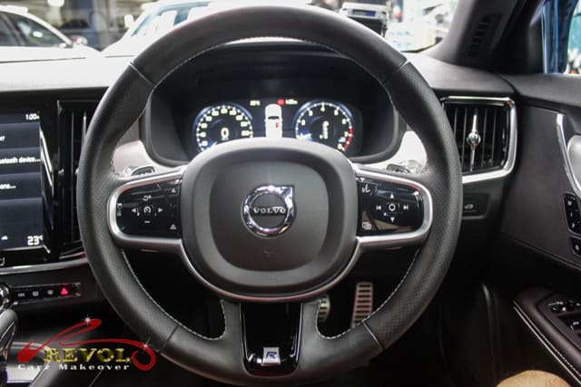 Side panel of the Volvo V90 with the ceramic finish locked in.