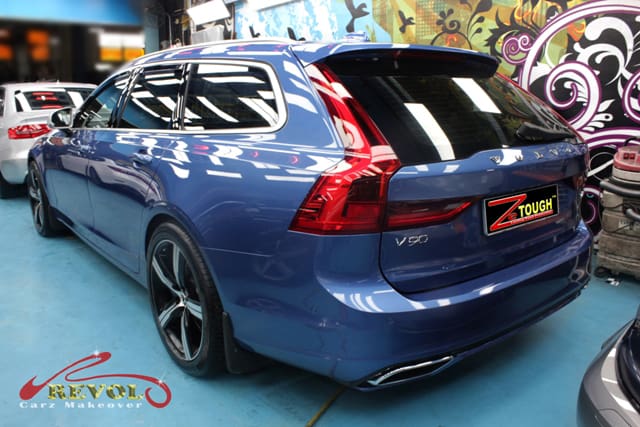 Front three-quarter view of the Volvo V90 after coating.