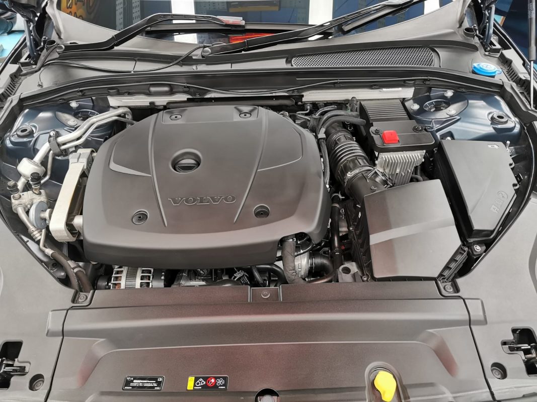Detail of the Volvo V90's bodywork sealed with ZeTough Ceramic.