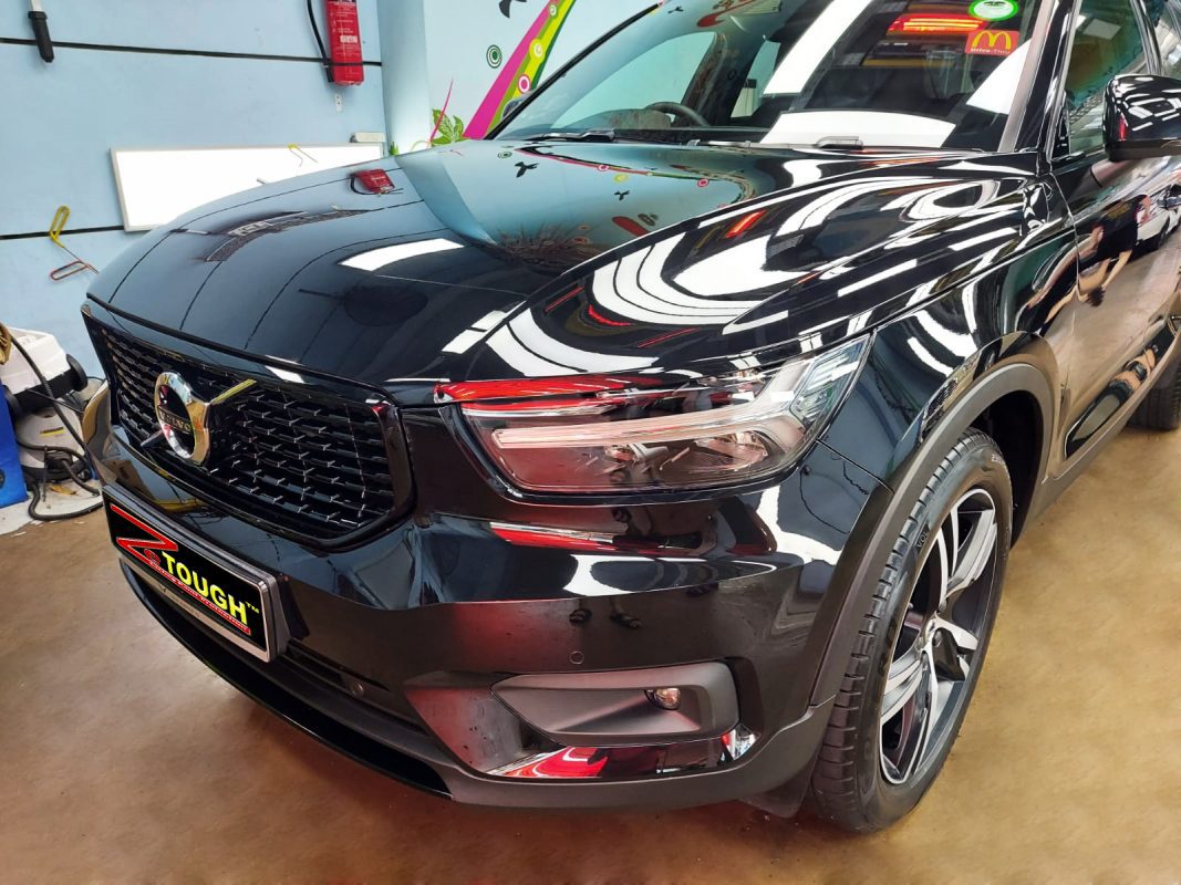 The Volvo XC40 from a side angle after the ceramic coating.