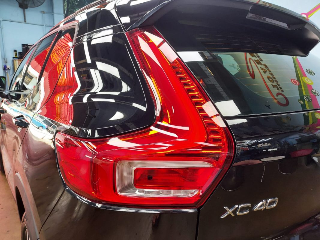 The coated bonnet of the Volvo XC40 under workshop lighting.