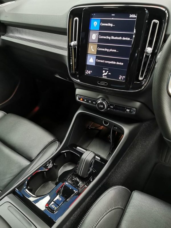 Front three-quarter view of the Volvo XC40 after coating.