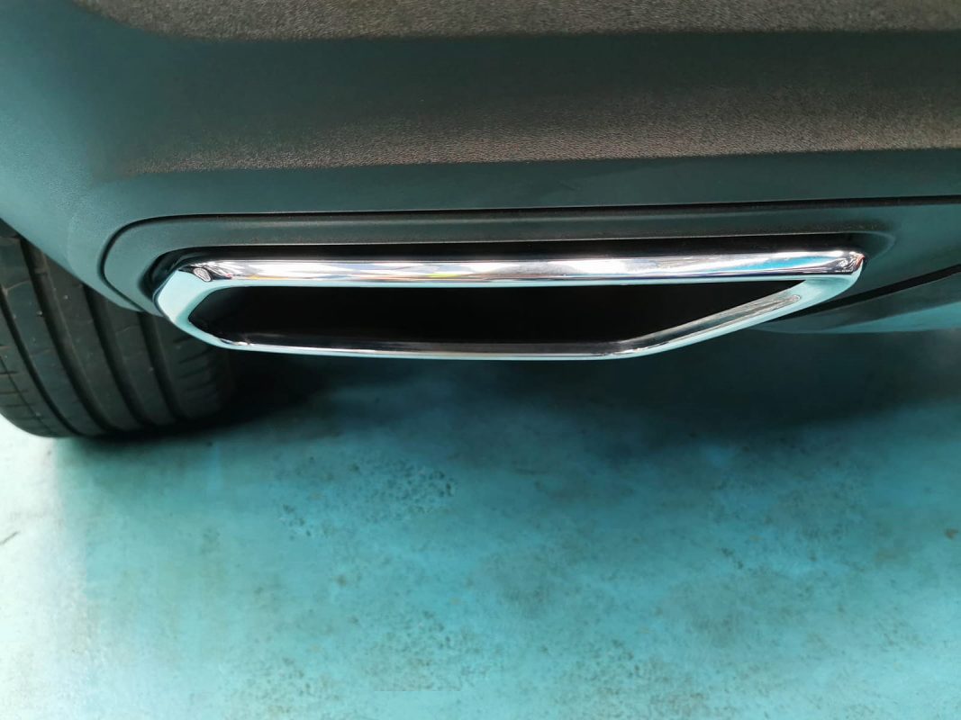 The coated bonnet of the Volvo XC40 under workshop lighting.