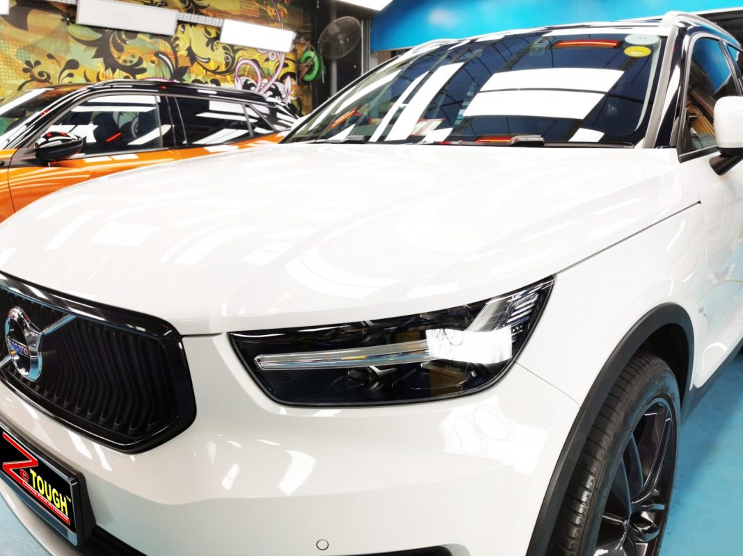 The Volvo XC40 from a side angle after the ceramic coating.