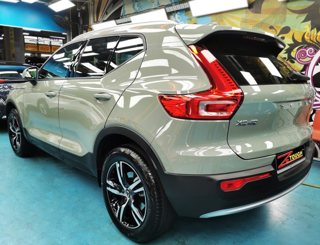 Detail of the Volvo XC40 panel edge after coating.