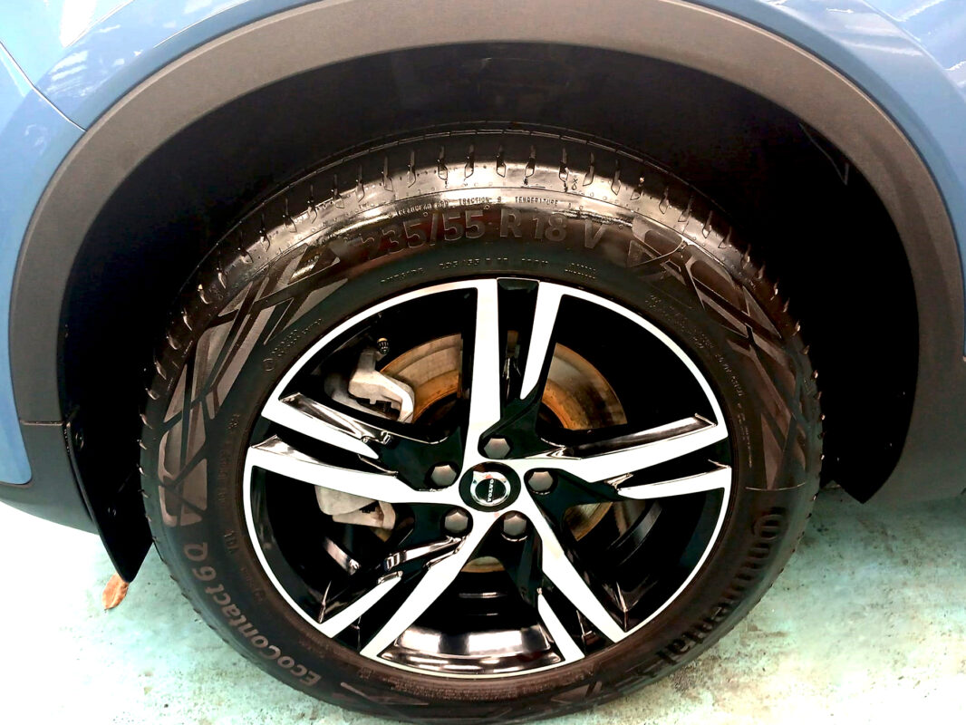 Detail of the Volvo XC40 panel edge after coating.