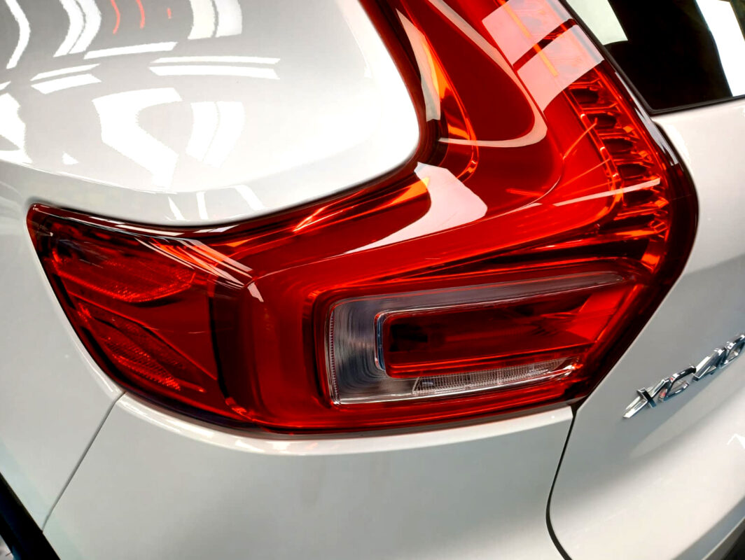 Detail of the Volvo XC40 panel edge after coating.