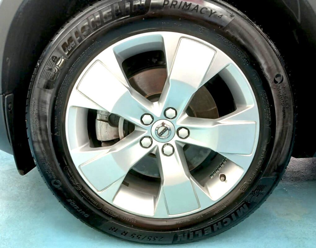 Wheel and arch detail of the Volvo XC40 after the coating.