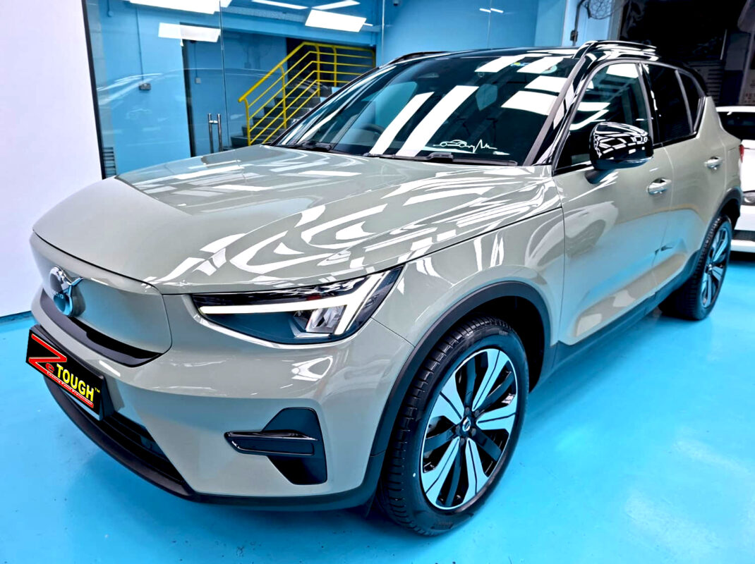 Volvo XC40, glossy after its ZeTough Titanium coating.