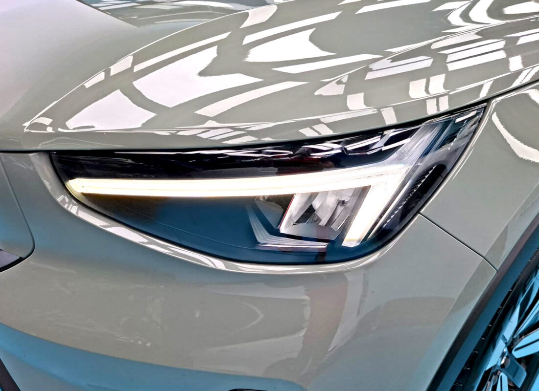 Glossy bodywork of the Volvo XC40 after coating.