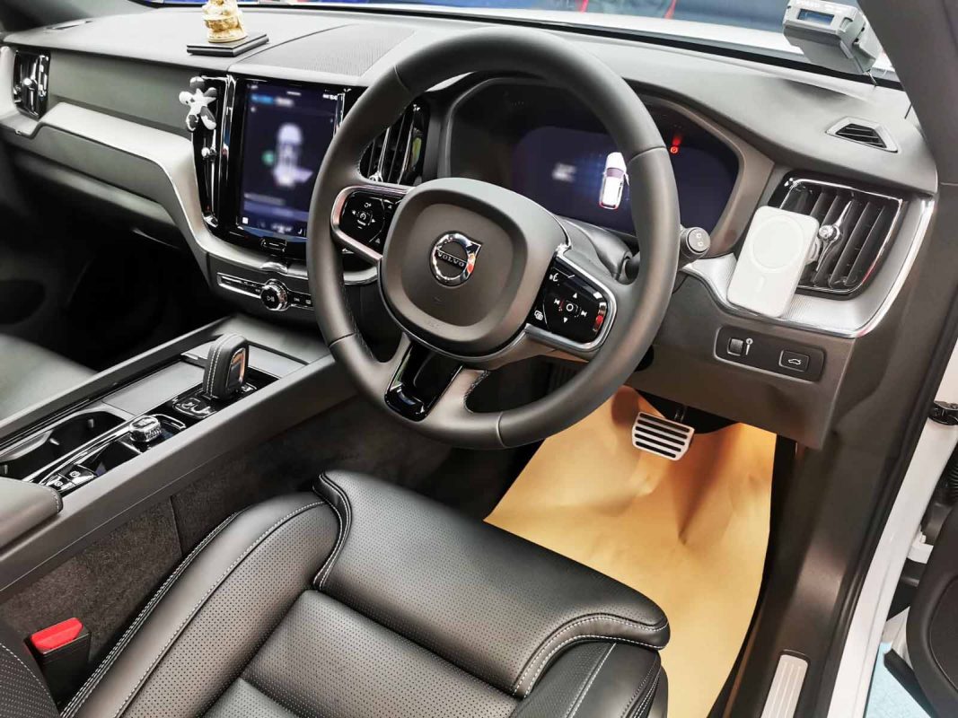 Detail of the Volvo XC60's bodywork sealed with ZeTough Ceramic.
