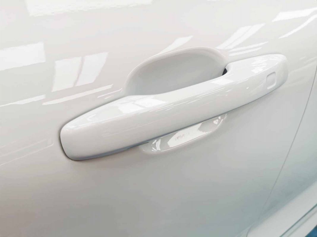 Side panel of the Volvo XC60 with the ceramic finish locked in.