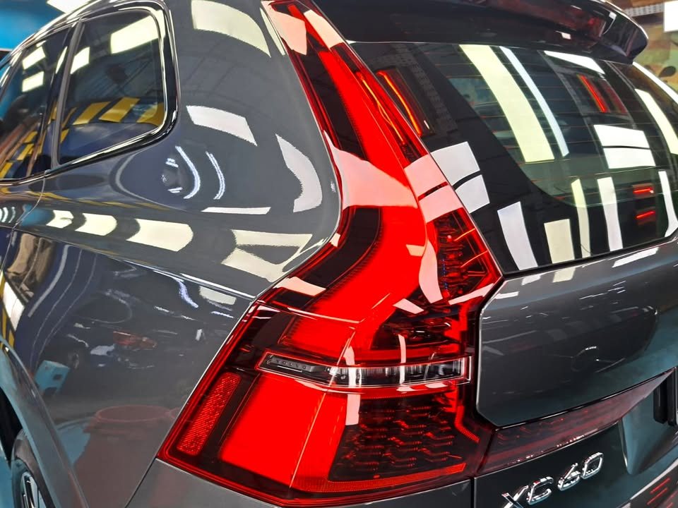 Close-up of the red tail light and XC60 badge on the tailgate.