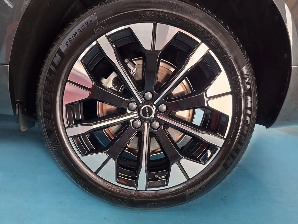 Black and silver multi-spoke alloy wheel with Volvo centre cap.