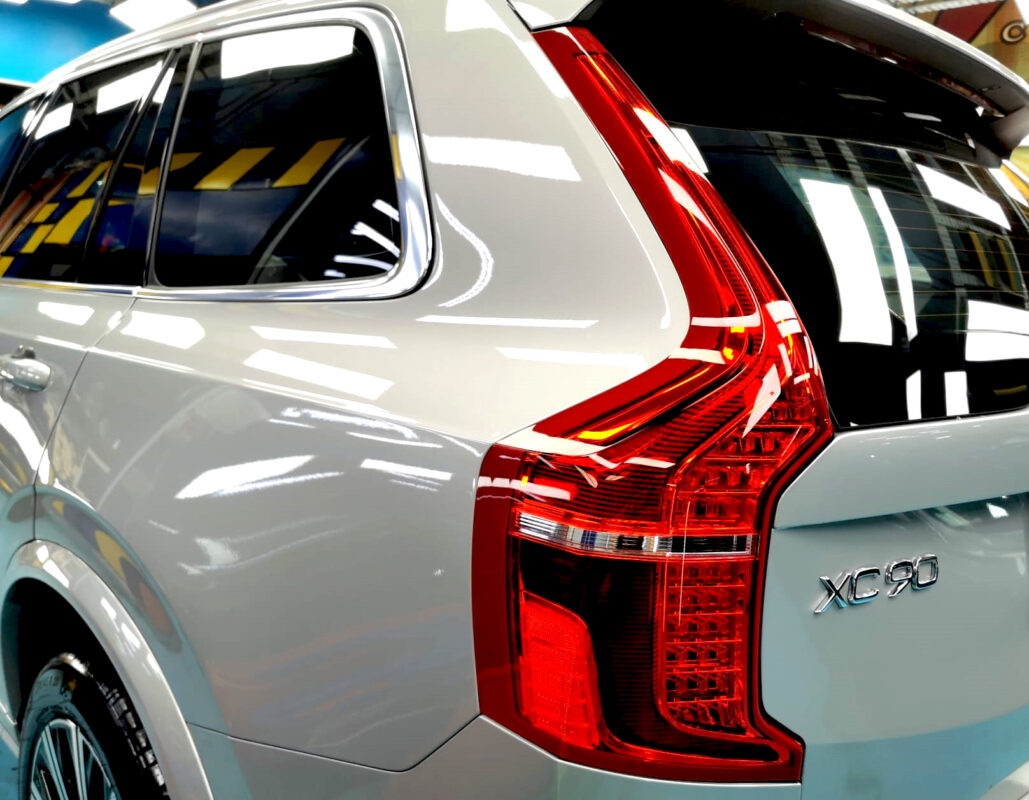 Detail of the Volvo XC90 panel edge after coating.