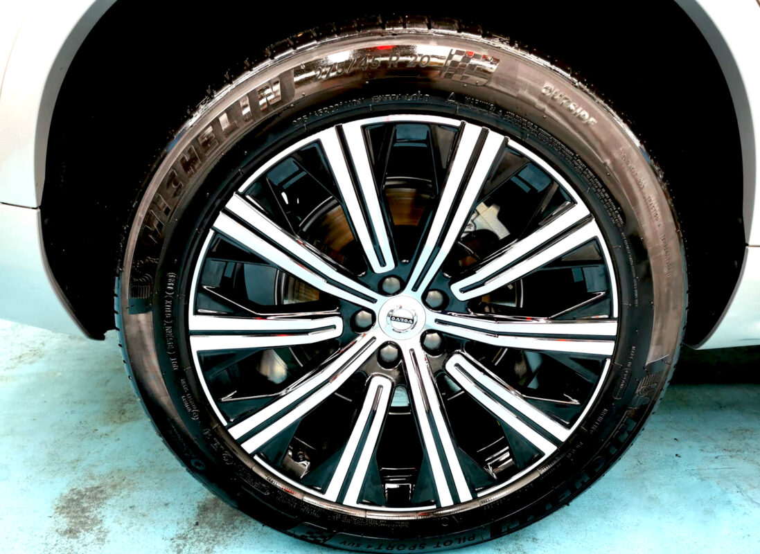 Wheel and arch detail of the Volvo XC90 after the coating.