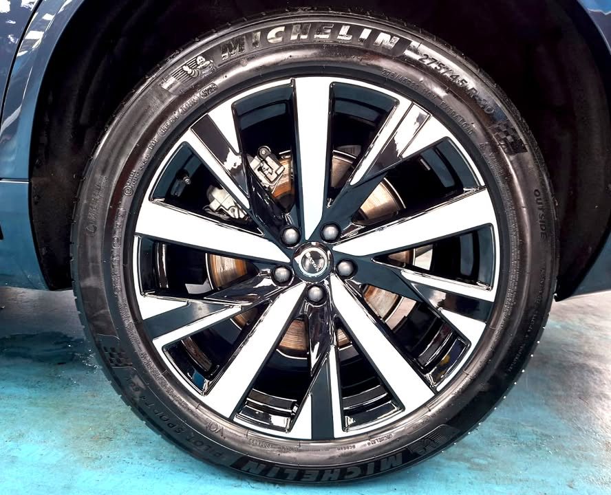 Two-tone multi-spoke alloy wheel with Michelin tyre on the XC90.