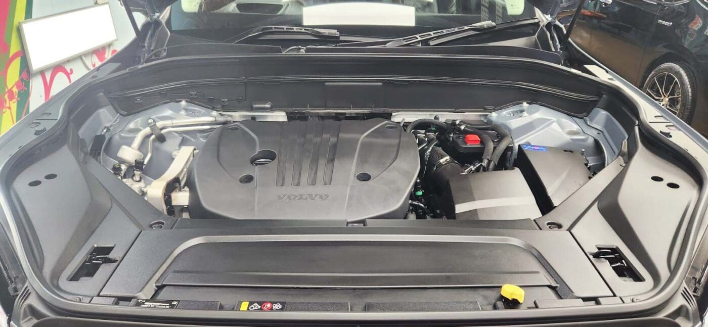 Detail of the Volvo XC90's bodywork sealed with ZeTough Ceramic.