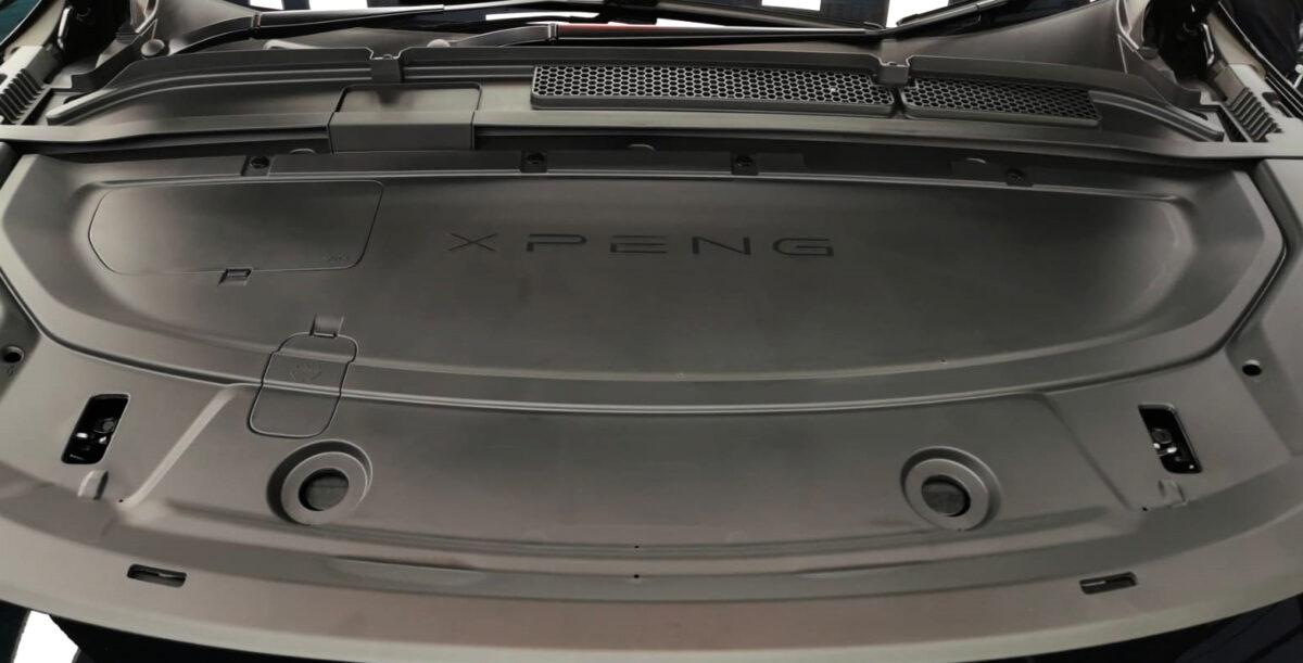 Front three-quarter view of the XPeng G6 with titanium gloss.