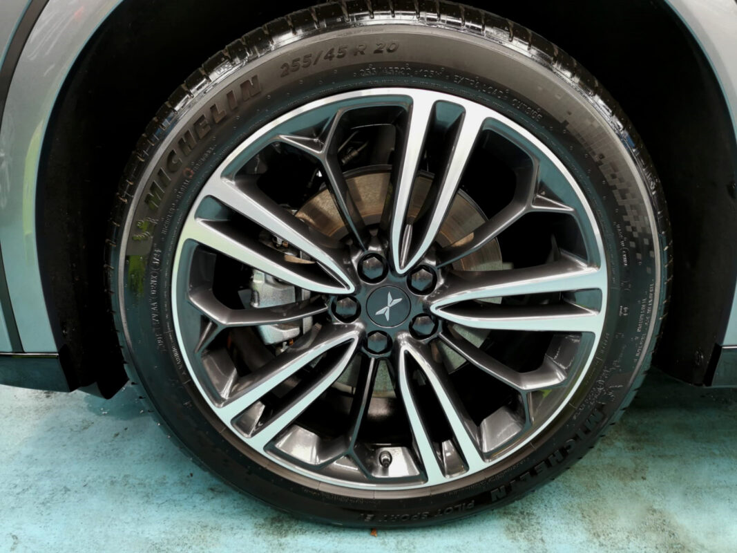 Wheel and arch detail of the XPeng G6 after the coating.