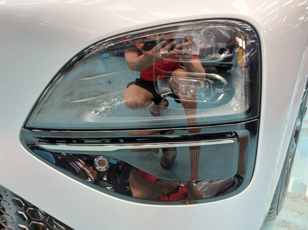 The G6's coated paintwork showing clean reflections.